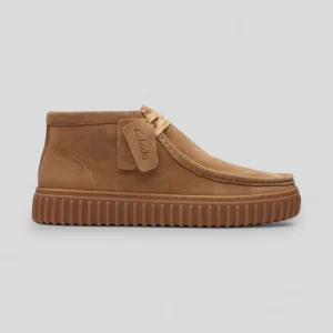Clarks || Torhill Hi - Dark Sand Suede - M'